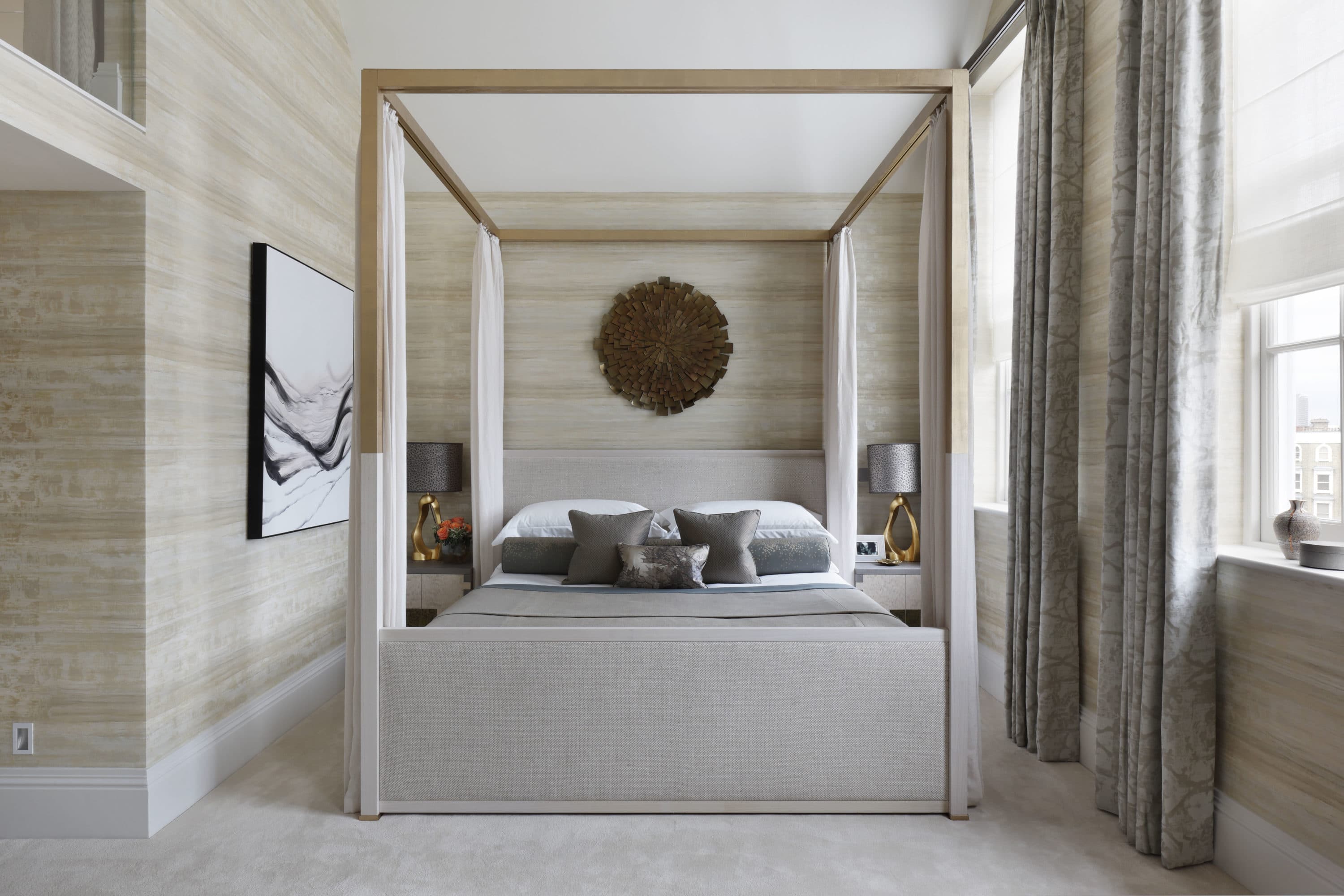Four poster bed and textured wallpaper